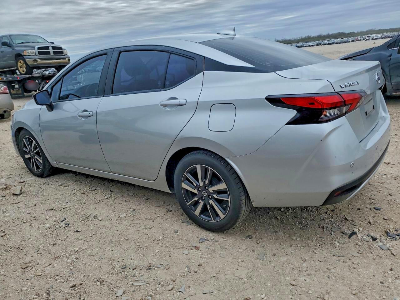 Nissan Versa Sv Image 6