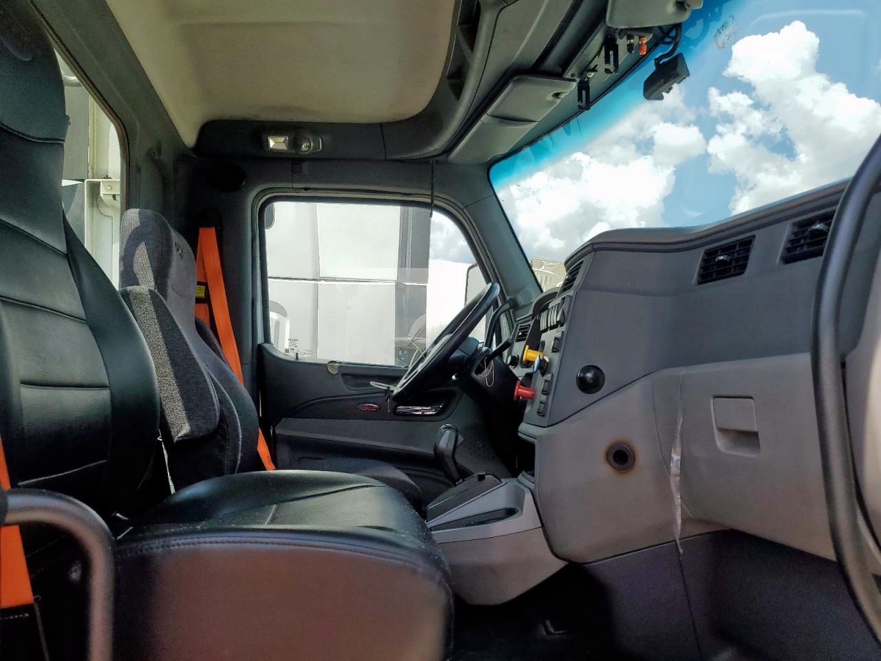 Peterbilt Tractor 579 Image 10