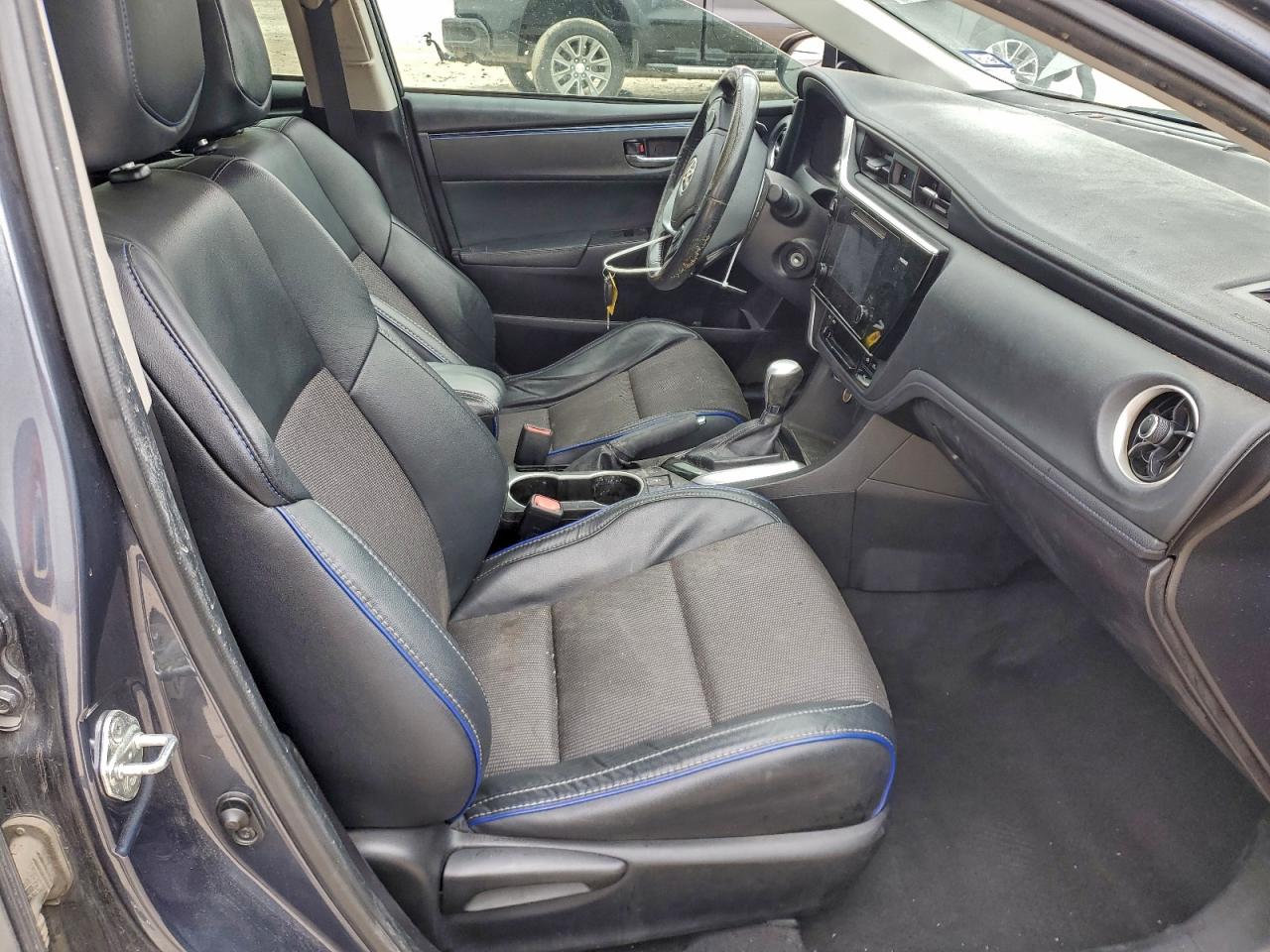 Toyota Corolla L Image 3