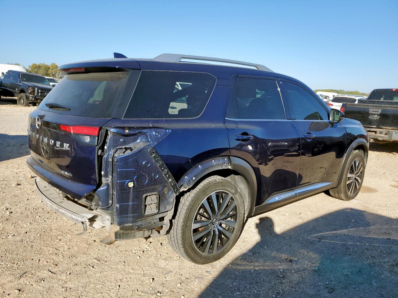 Nissan Pathfinder Platinum Image 11